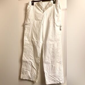Y2K White Pants Woman’s Cargo Style. It has no label but I’m assuming it’s a S/M